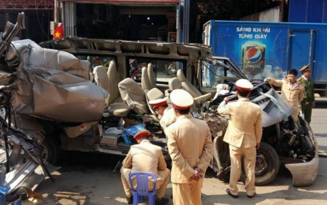 Xe du lịch va chạm ô tô tải, 2 người chết, 12 người bị thương Ảnh 2