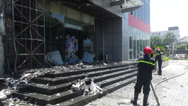 Cháy bảng quảng cáo tại một TT mua sắm, nhiều người hốt hoảng khi nghe chuông báo động Ảnh 2