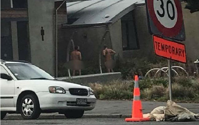 Khỏa thân tắm vòi sen nơi công cộng, hai du khách 'thổi bùng' cuộc tranh cãi nảy lửa Ảnh 2