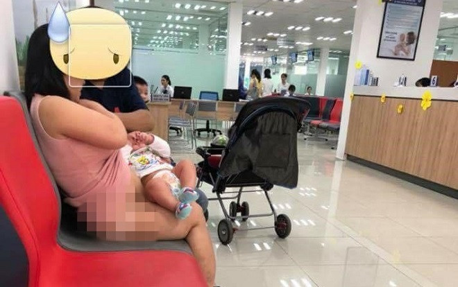 Tranh cãi cảnh bà mẹ trẻ kéo váy cho con bú ngay nơi công cộng, để lộ cả nội y Ảnh 2