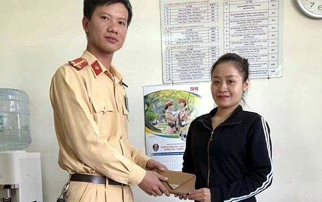 Nhặt được ví tiền 5 triệu đồng, CSGT trả lại người đánh rơi Ảnh 2