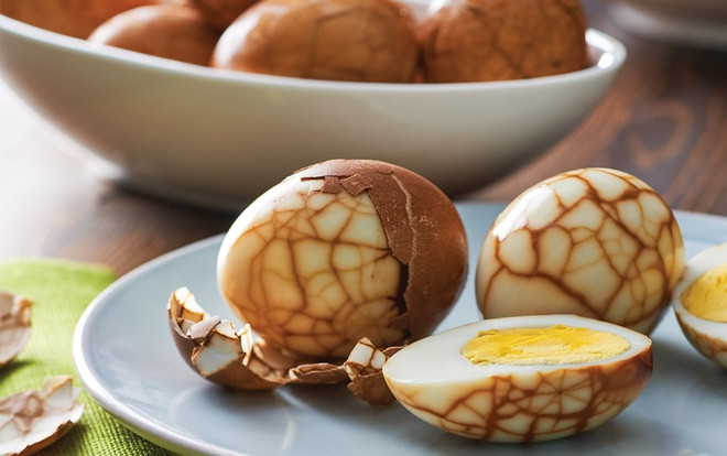 Độc đáo món trứng trà của Trung Quốc nhìn cứ ngỡ một viên đá cẩm thạch đắt tiền Ảnh 2