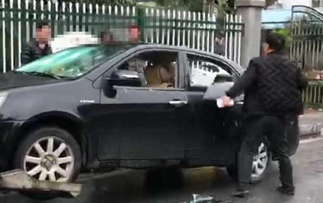 Bị công an giữ xe 10 ngày, người đàn ông nổi điên cầm búa đập nát ô tô Ảnh 2