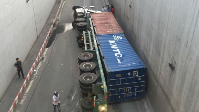 Container lật nhào trong hầm chui, giao thông tắc nghẽn nhiều giờ Ảnh 2