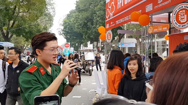 Truy lùng 'chú bộ đội' vừa đẹp trai, vừa hát hay khiến sinh viên nữ của FPT phải xúm lại nghe Ảnh 2