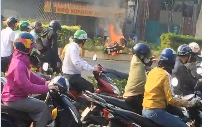 Xe máy bốc cháy dữ dội, nam thanh niên vứt xe tháo chạy Ảnh 2