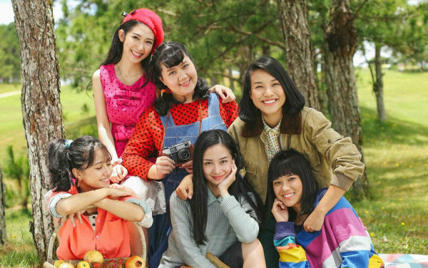 Son cam và tóc xoăn xù mì: Công thức trang điểm chuẩn Retro trong 'Tháng năm rực rỡ' Ảnh 2