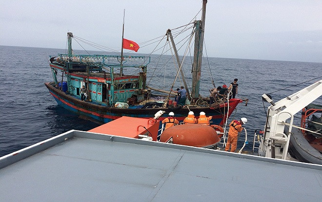 Chết máy giữa biển khơi, 8 thuyền viên bị đe dọa tính mạng được cứu sống Ảnh 2