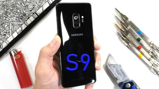 Đã mắt với màn “tra tấn” hơ lửa, bẻ cong Galaxy S9 Ảnh 2