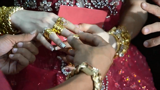 Xôn xao clip ghi lại cảnh cô dâu chú rể nhận được hẳn 100 cây vàng trong đám cưới! Ảnh 2