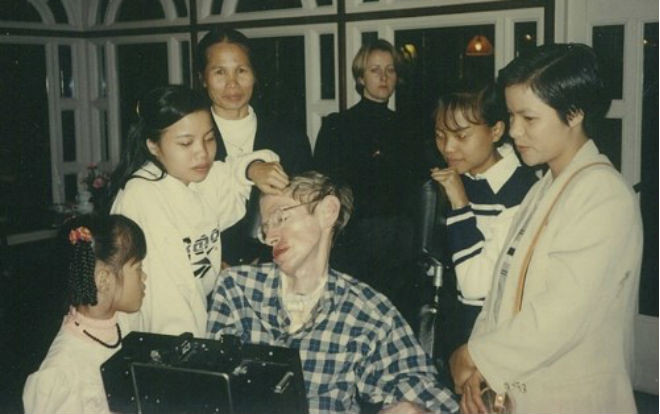 Bật mí về cô con gái nuôi người Việt của thiên tài vật lý Stephen Hawking Ảnh 2