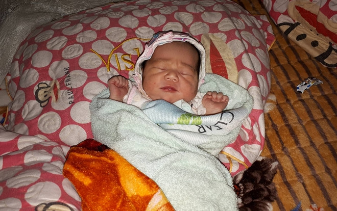 Bé gái 1 tuần tuổi không có quần áo bị bỏ rơi bên vệ đường Ảnh 2