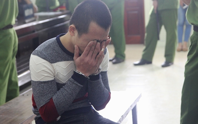 Bị cáo bật khóc nức nở tại tòa khi nhìn thấy mẹ già ầng ậng nước mắt Ảnh 2