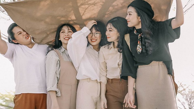 Có một 'thanh xuân rực rỡ' hiện ra thật xinh xắn trong bộ ảnh của nhóm bạn gái thân 4 năm Ảnh 2