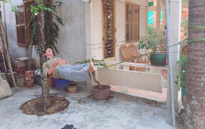 Clip người đàn ông nằm trên sợi dây như trong phim kiếm hiệp khiến nhiều người kinh ngạc Ảnh 2