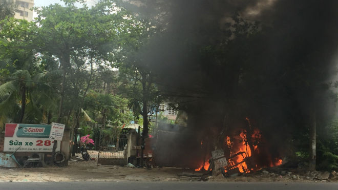 Cháy tiệm sửa xe ven đường, cả khu phố nháo nhào Ảnh 2