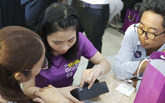Bộ đôi Galaxy S9/S9+ chính thức mở bán tại Việt Nam: màu Tím Lilac bán 'đắt như tôm tươi' Ảnh 2