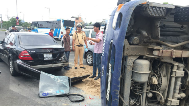 Tài xế văng ra khỏi cabin khi xe tải lật ngang trên đường Ảnh 2