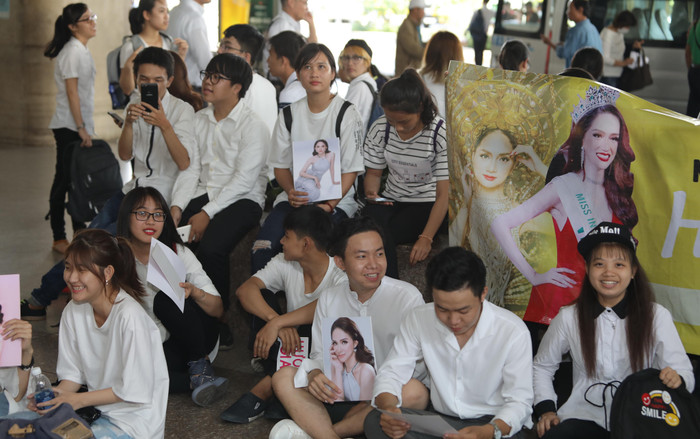 Fan hát 'Đường đến ngày vinh quang', hô to tên Hương Giang trong ngày về nước Ảnh 2