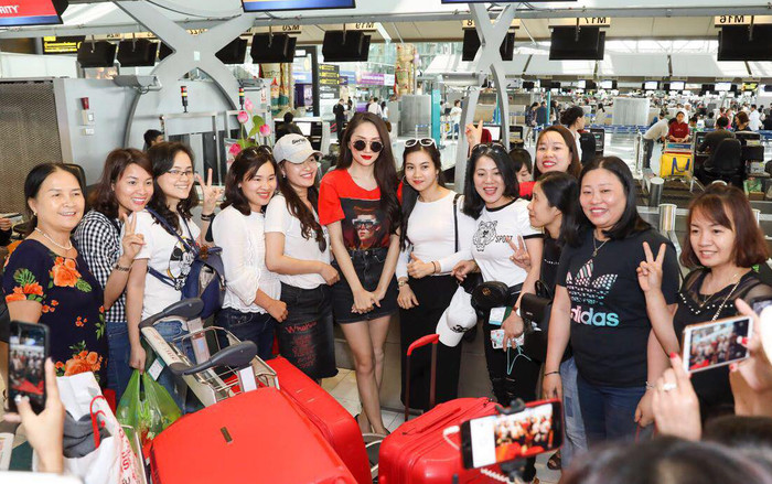 Hoa hậu Hương Giang được fan chào đón nồng nhiệt tại sân bay Thái Lan Ảnh 2