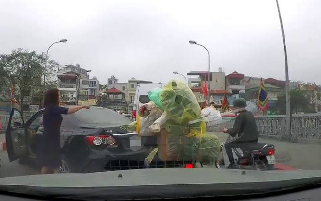 Nữ tài xế quay đầu ô tô trên cầu, gây gổ và mắng xối xả người đi xe máy Ảnh 2