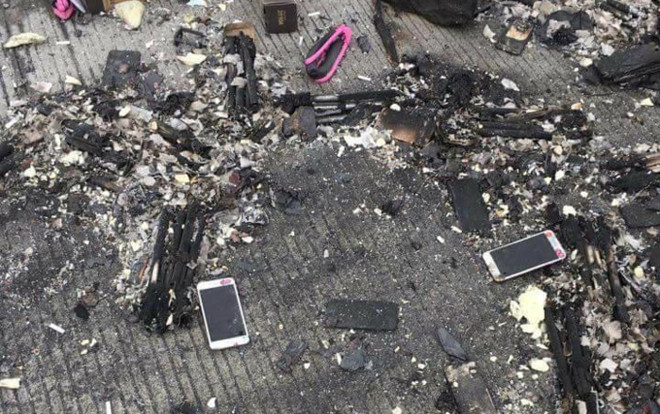 Xe tải bốc cháy trên đường cao tốc, hàng nghìn chiếc iPhone X và linh kiện rơi tung tóe xuống đường Ảnh 2