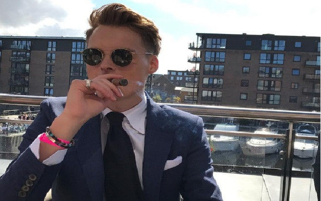 Choáng ngợp cuộc sống sang chảnh của chàng tỷ phú trẻ giàu thứ 3 thế giới Ảnh 2