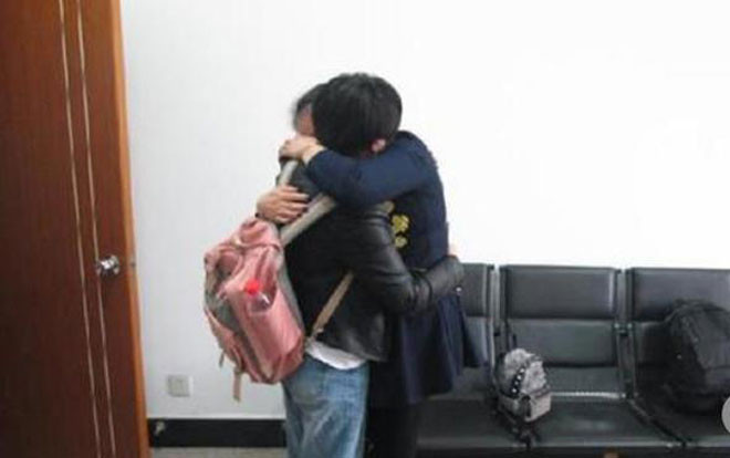 Cuộc đoàn tụ đẫm nước mắt của cặp chị em sinh đôi sau 36 năm thất lạc Ảnh 2