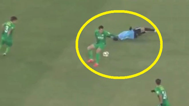 Clip: 'Ăn cùi chỏ' của đối thủ, ngôi sao triệu USD rơi vào trạng thái cắn lưỡi vô thức Ảnh 2