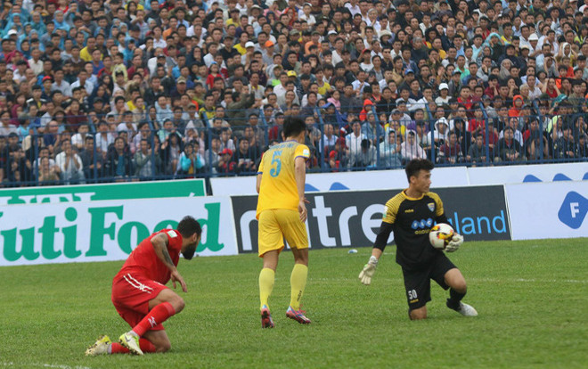 Xuân Mạnh mắc sai lầm, Văn Đức lỡ duyên và Bùi Tiến Dũng bất ngờ lập công Ảnh 2