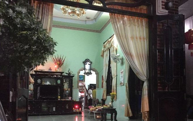 Nhóm công nhân tá hỏa phát hiện vợ chồng ông chủ nằm trên vũng máu, trên người có nhiều vết chém Ảnh 2