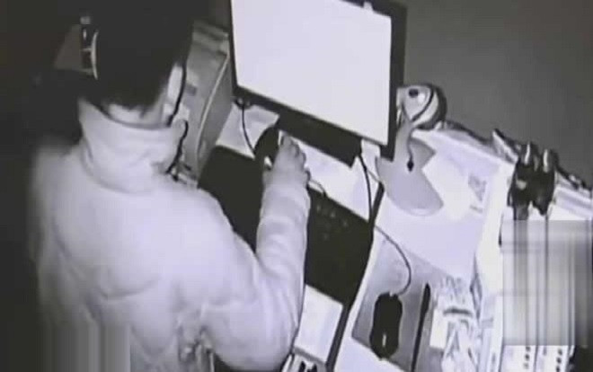 Tên trộm 'rảnh rỗi nhất thế giới': Hết tập làm thu ngân rồi ngủ luôn tại cửa hàng Ảnh 2