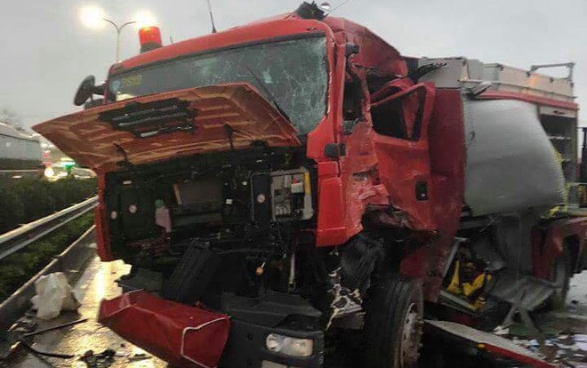 Clip: Cảnh tượng kinh hoàng khi xe khách tông trực diện xe cứu hỏa trên cao tốc Ảnh 2