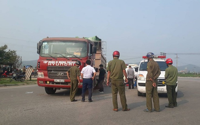 Thai phụ cùng con trai 3 tuổi tử vong thương tâm sau va chạm với xe tải Ảnh 2