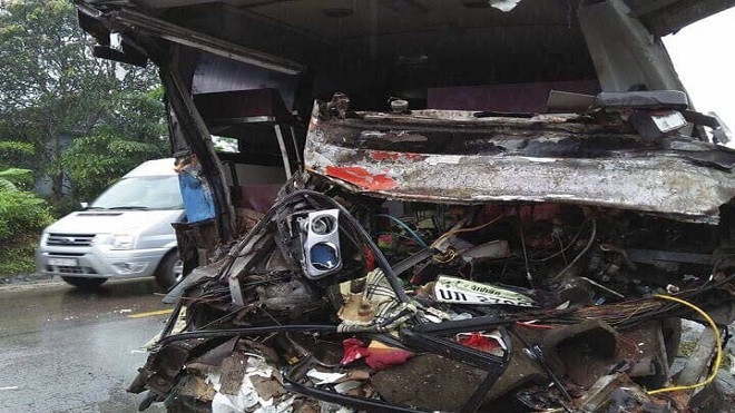 Xe khách nát bươm sau va chạm với xe tải, 3 người tử vong tại chỗ Ảnh 2