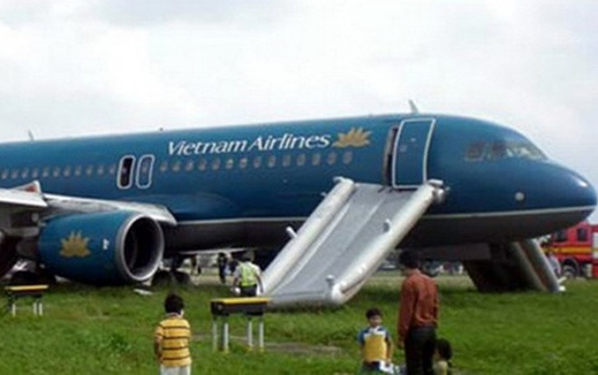 Nam hành khách tự ý mở cửa thoát hiểm máy bay, Vietnam Airlines phải tạm dừng hơn 2 giờ để xử lý Ảnh 2