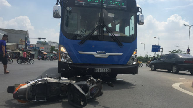 Băng qua đường, thanh niên bị xe buýt húc văng nhiều mét nguy kịch Ảnh 2