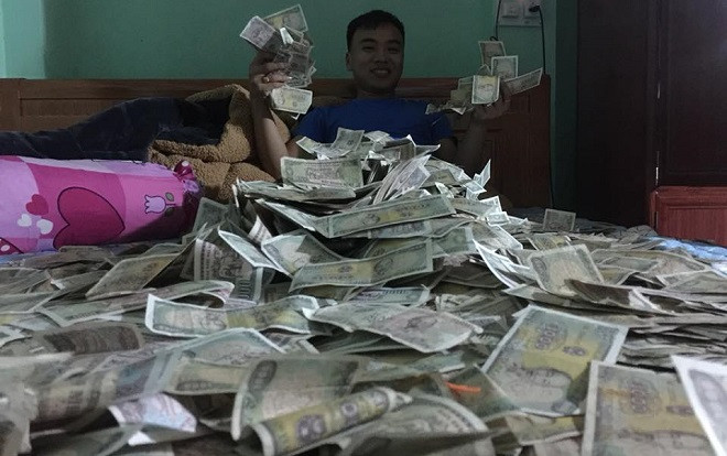 Hội bạn thân mừng 1 thùng tiền lẻ, cặp vợ chồng son 'khóc cạn nước mắt' Ảnh 2