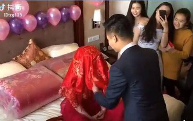 Chú rể bật ngửa, suýt trả vợ về nơi sản xuất khi lật tấm mạng che mặt cô dâu lên Ảnh 2
