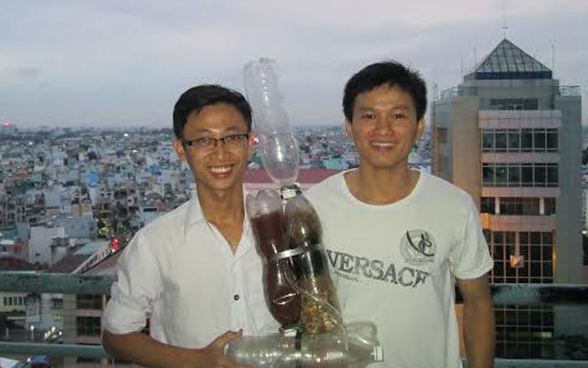 Sinh viên miền Trung chế tạo máy lọc nước giá 10.000 đồng để mang nước sạch đến cho đồng bào vùng xa Ảnh 2