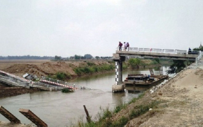 Cầu tiền tỷ chưa kịp khánh thành đã… sập xuống sông Ảnh 2