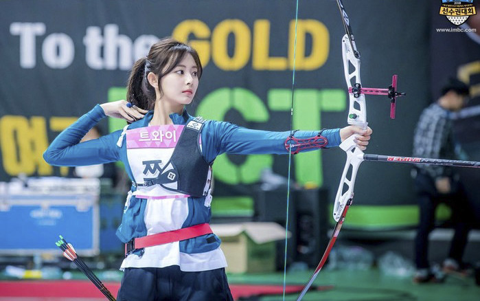 Mỹ nhân Kpop đốn tim fan bởi màn bắn cung 'thần thánh' Ảnh 2