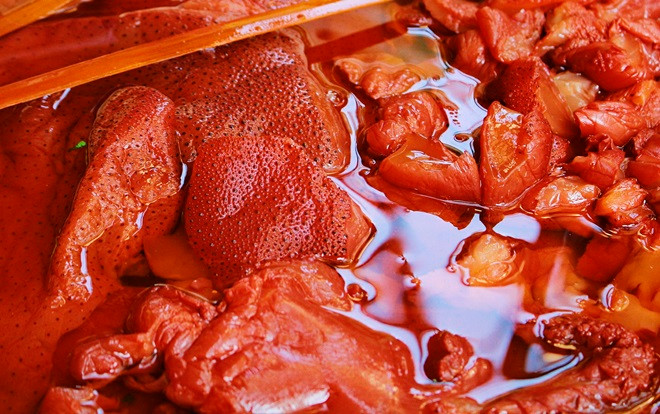 Khám phá món sứa đỏ au như màu máu, ngọt mát thơm ngon đến miếng cuối cùng ở gánh hàng rong đắt khách 70 năm tại phố cổ Ảnh 2