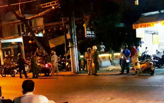 Đối tượng đâm chết người vì mâu thuẫn lúc mời bia trong phòng trà ra đầu thú Ảnh 2