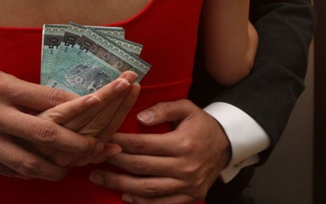 Phía sau mối quan hệ đổi chác ‘bố - con gái nuôi’: Cưng chiều hết nấc và cái giá phải trả Ảnh 2