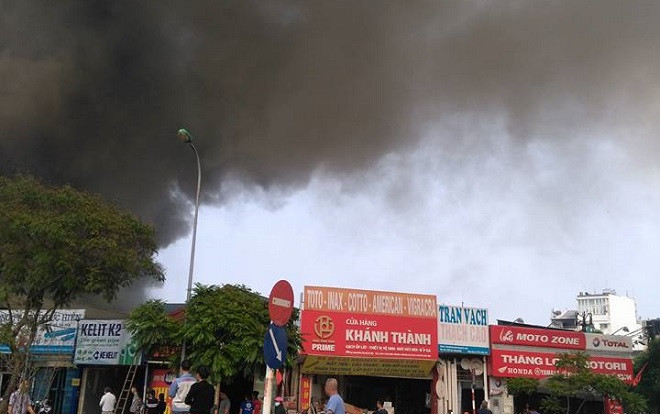 Xưởng tôn bất ngờ bốc cháy ngùn ngụt, người dân xung quanh hốt hoảng Ảnh 2