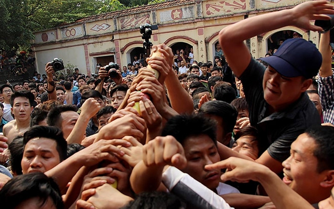 Trai tráng đè đầu, cưỡi cổ tranh nhau khúc tre để sinh con trai Ảnh 2