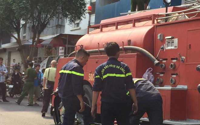 Nhiều người thất thần sau vụ hỏa hoạn ở chung cư Carina: 'Cháy hết rồi, tôi thực sự rất suy sụp' Ảnh 2