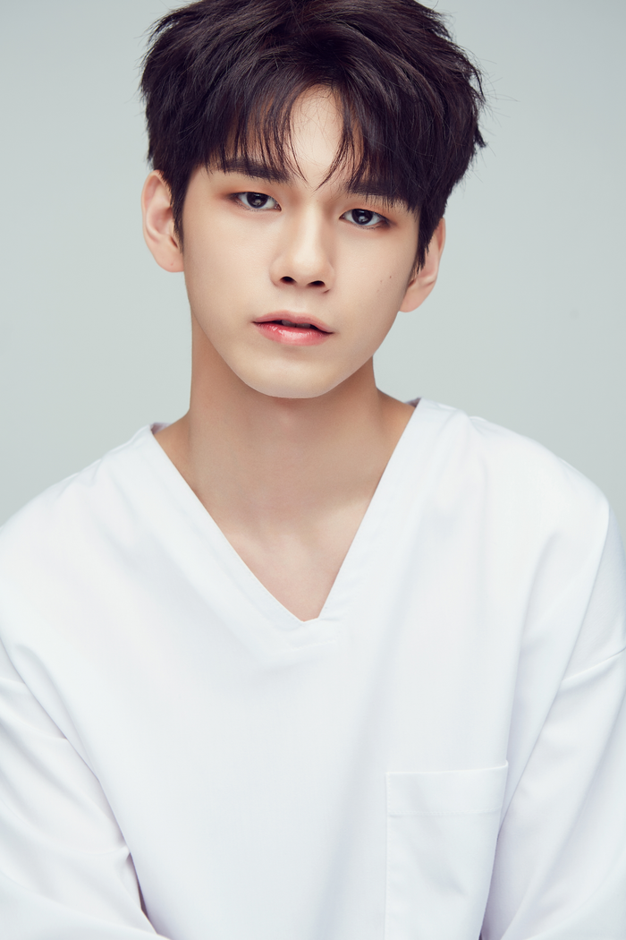 Ong Seongwu tiết lộ lightstick chính thức: Fan không thốt lên lời vì quá đẹp!