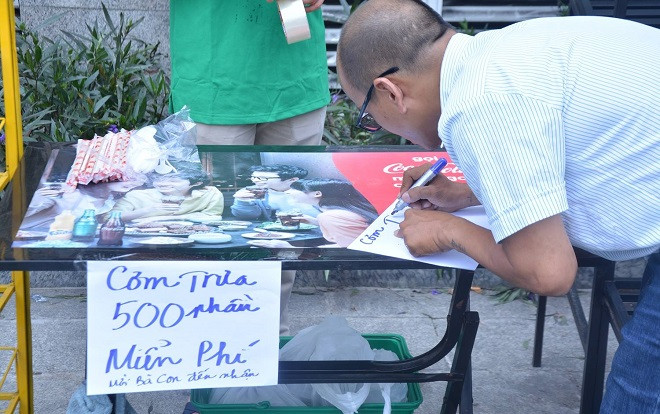 Hành động đẹp tại vụ hỏa hoạn chung cư Carina: Phát cơm, quần áo và nước uống miễn phí cả ngày cho người bị nạn Ảnh 2